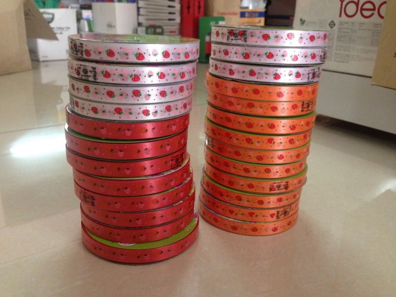 ริบบิ้นพลาสติก ลายสตอเบอรี่ 12 mm 50 yds คละสี