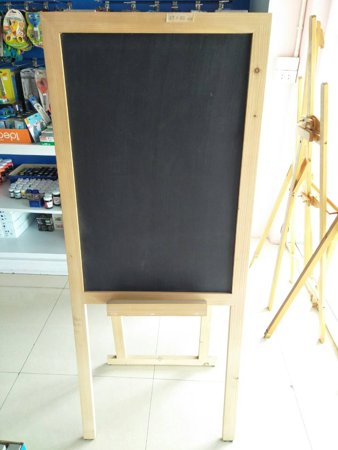 กระดานดำ 4 ขา ขนาด 55X80 CM. (มีที่วางแปรง)