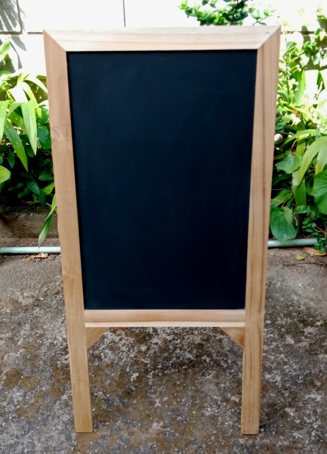 กระดานดำ 3 ขา ขนาด 55X80 CM. (มีที่วางแปรง)